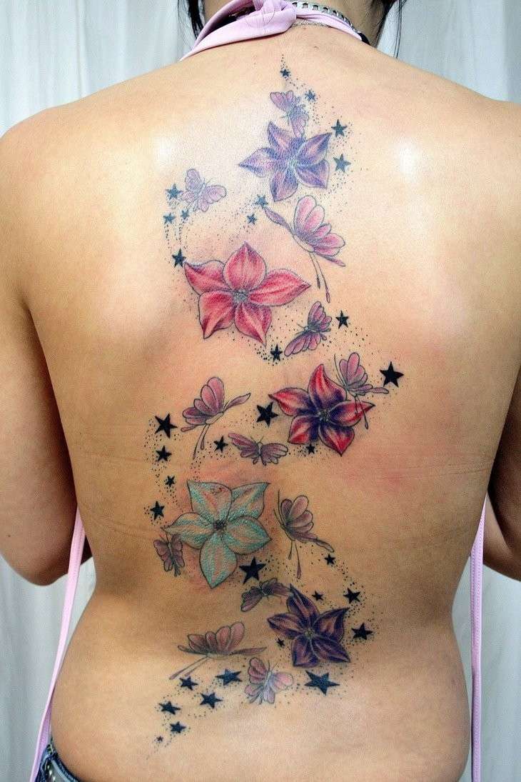 Tatuaggio sfumato con fiori sulla schiena