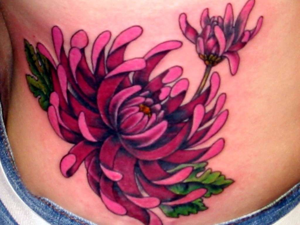 Tatuaggio sul fianco, femminile e delicato