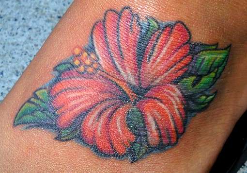 Tatuaggio sul piede con fiore hawaiano