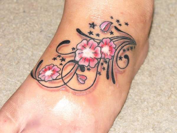 tatuaggio sul piede con fiori rosa