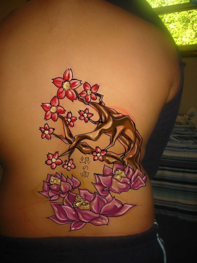 Tatuaggio sulla schiena con fiori giapponesi