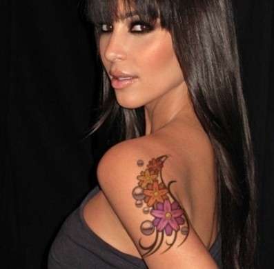 Tatuaggio sulla spalla con fiori colorati