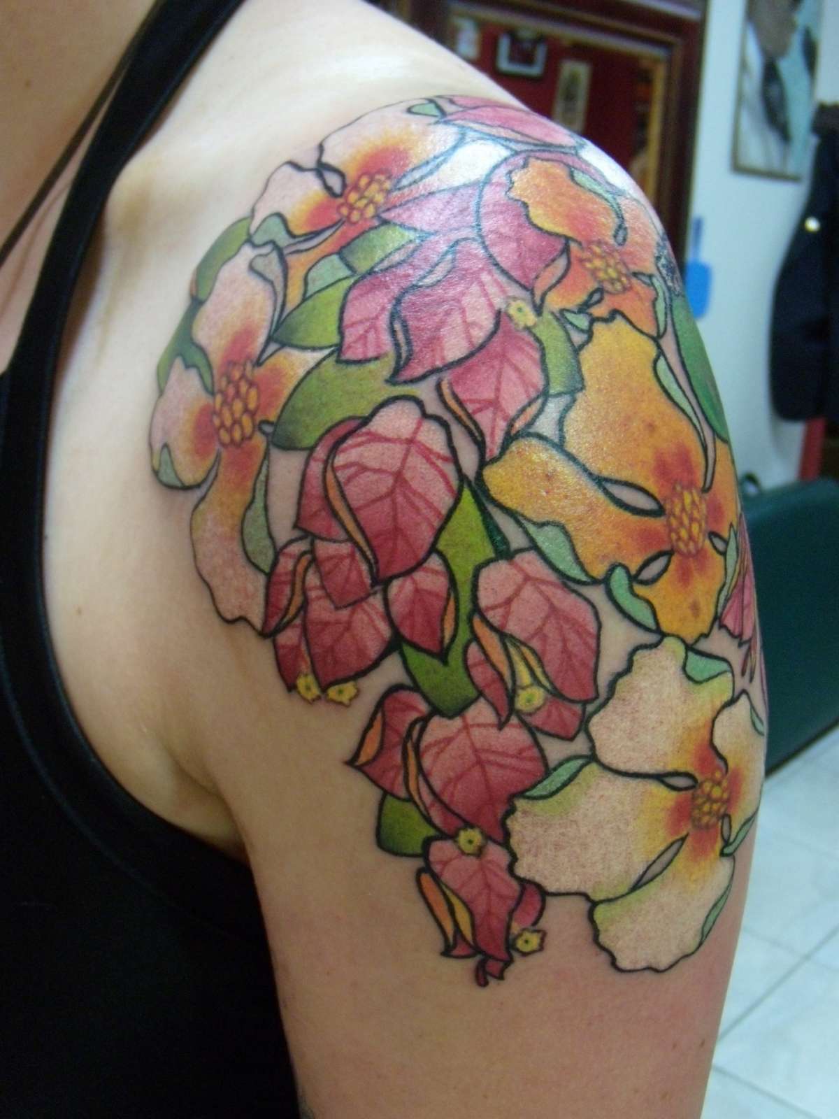 Tatuaggio sulla spalla con fiori e foglie