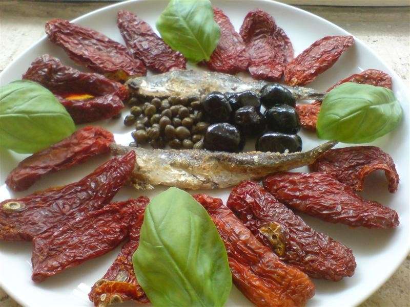 Antipasto con pomodori secchi