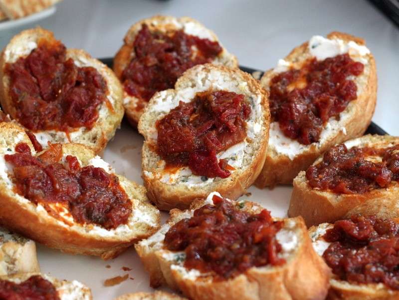 Bruschette con pomodori secchi