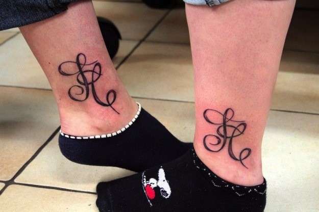 Caviglie tatuate con lettere iniziali