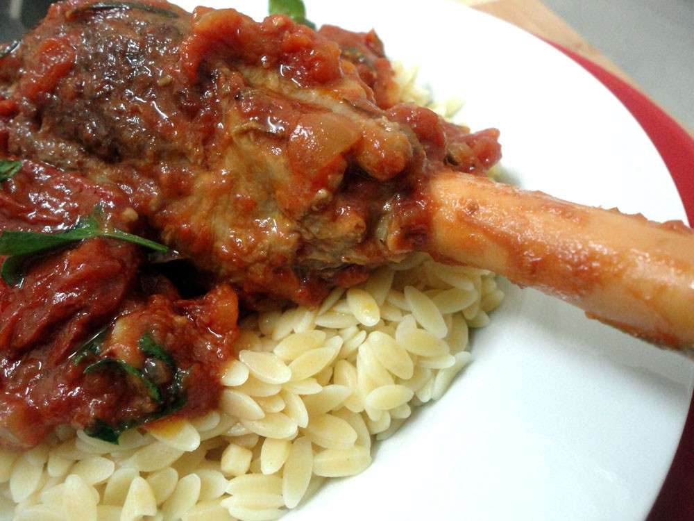 Cosciotto d'agnello con pomodori secchi