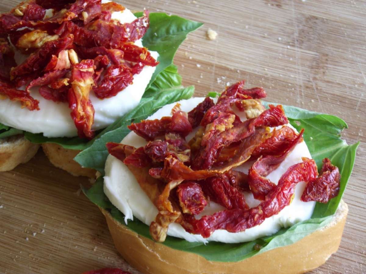 Crostini con pomodori secchi e formaggi