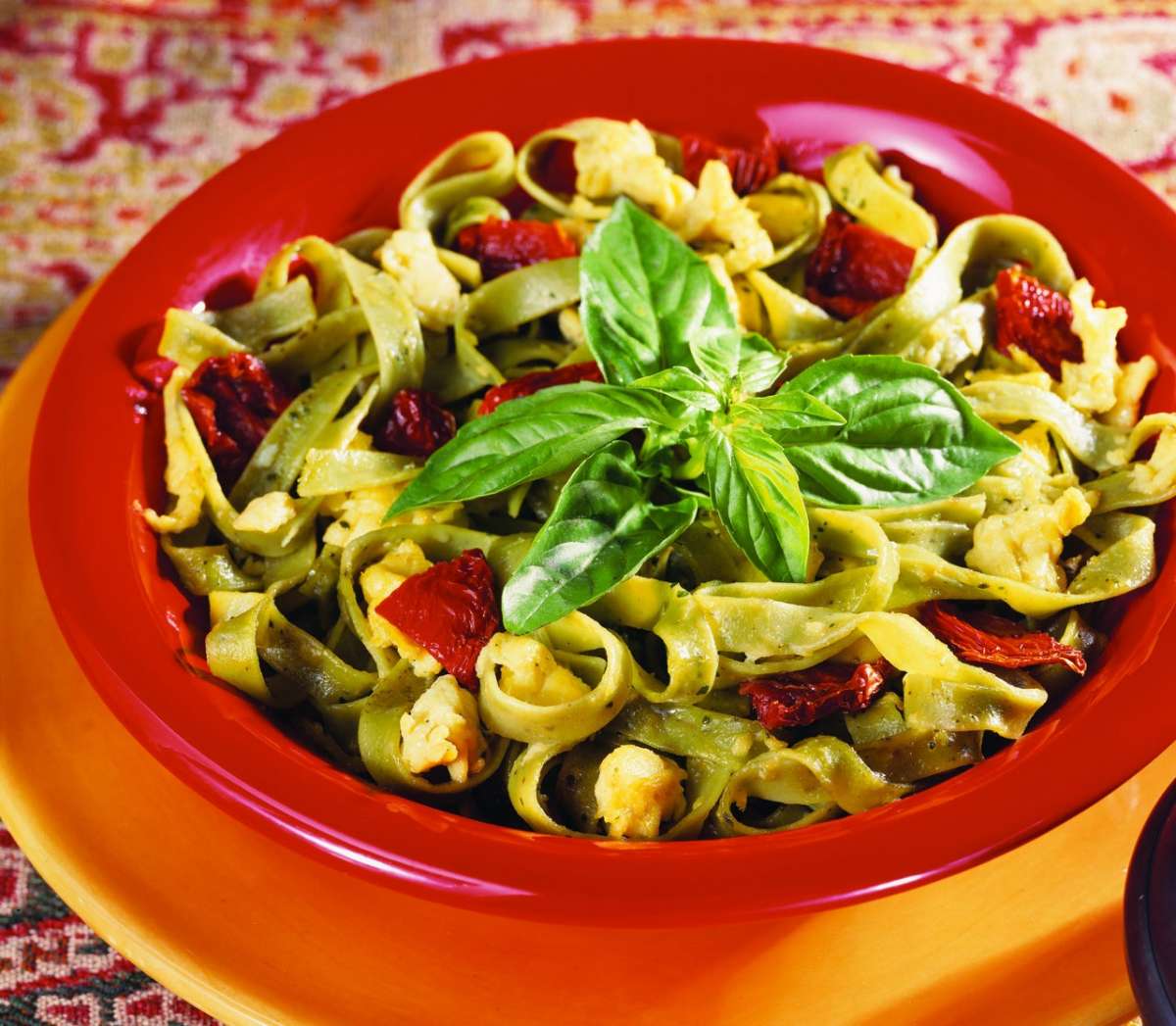 Fettuccine con pesto e pomodori secchi