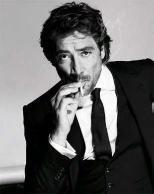 Javier Bardem che fuma