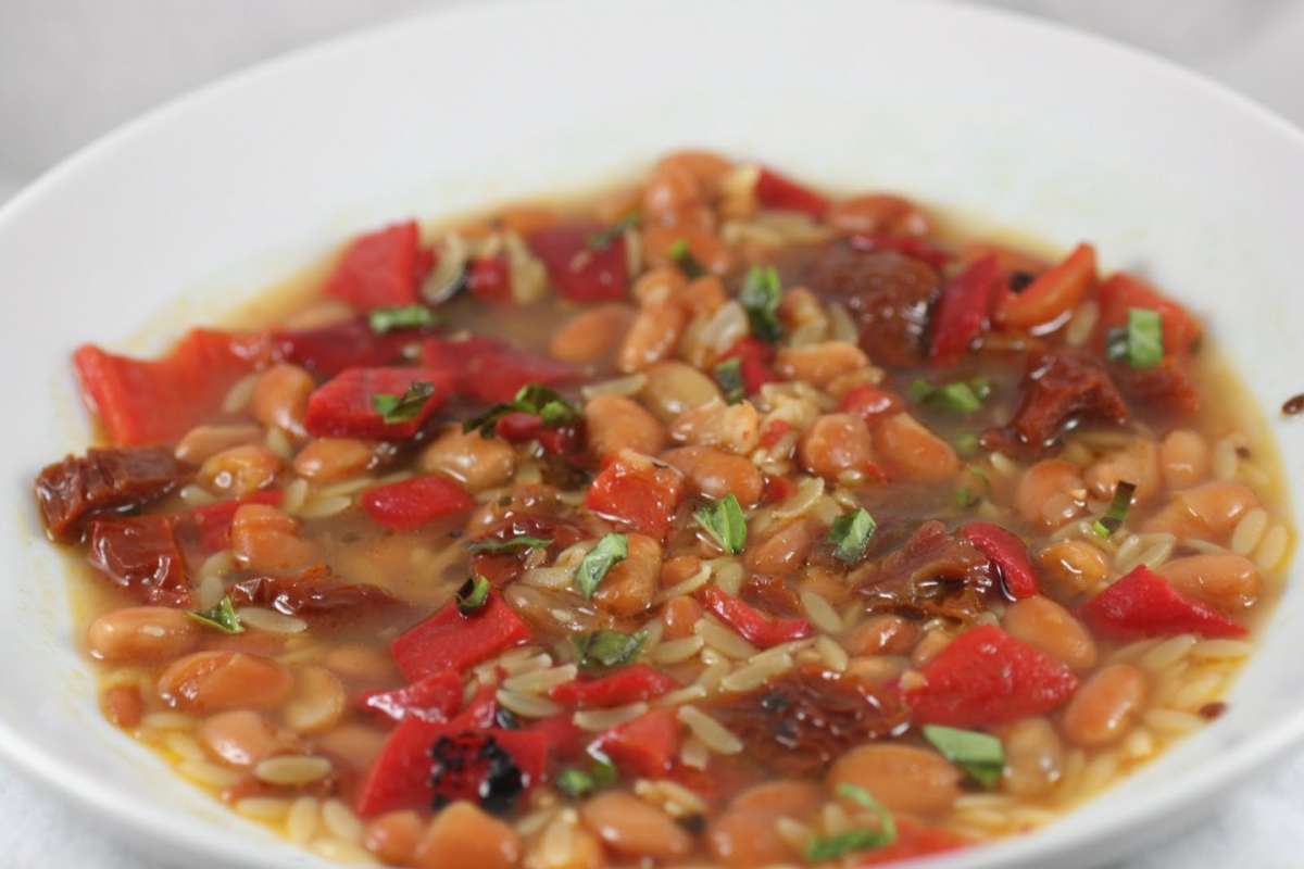 Minestra con fagioli e pomodori secchi