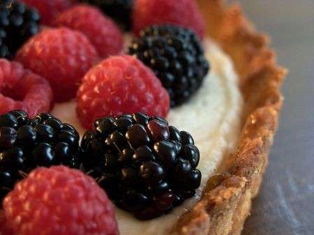 particolare crostata frutti di bosco