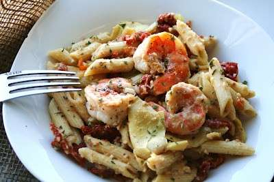 Penne con gamberi, carciofi e pomodori secchi