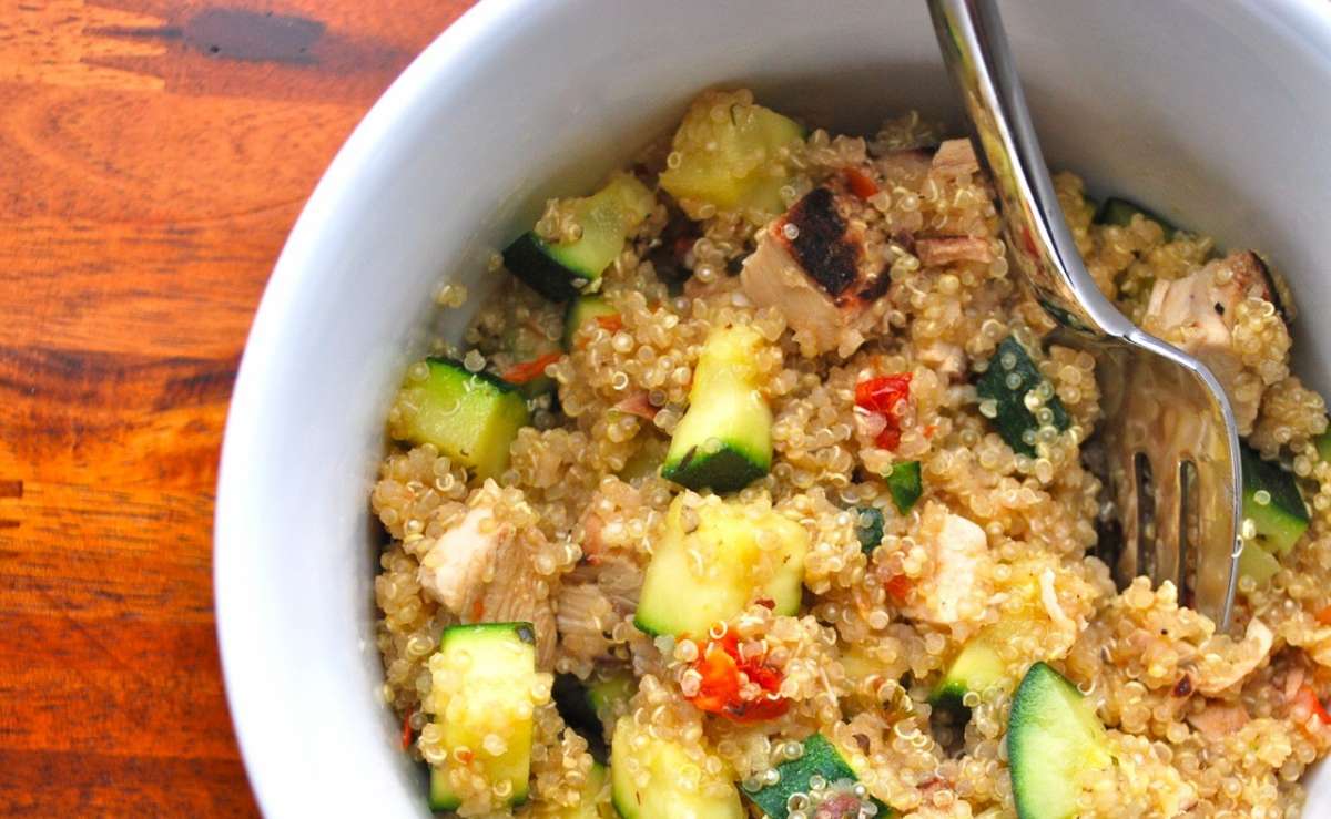 Quinoa con pollo, zucchine e pomodori secchi