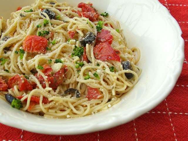 Spaghetti con pomodori secchi e olive