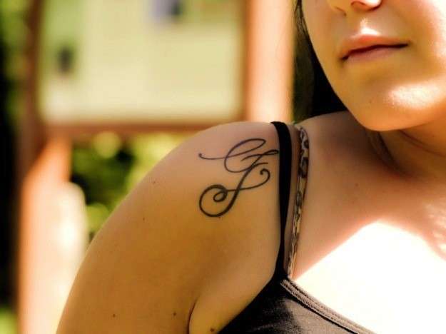 Spalla tatuata con iniziali