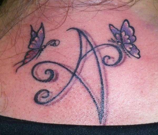 Tatuaggio con lettera A e farfalle