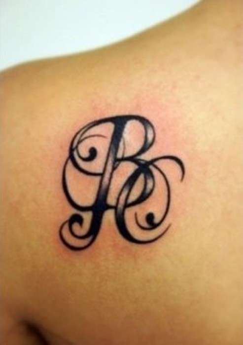 Tatuaggio con lettere piene