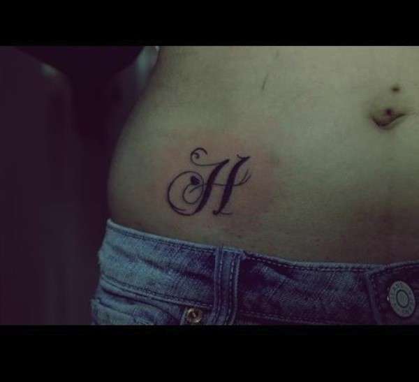 Tatuaggio lettera H sul fianco