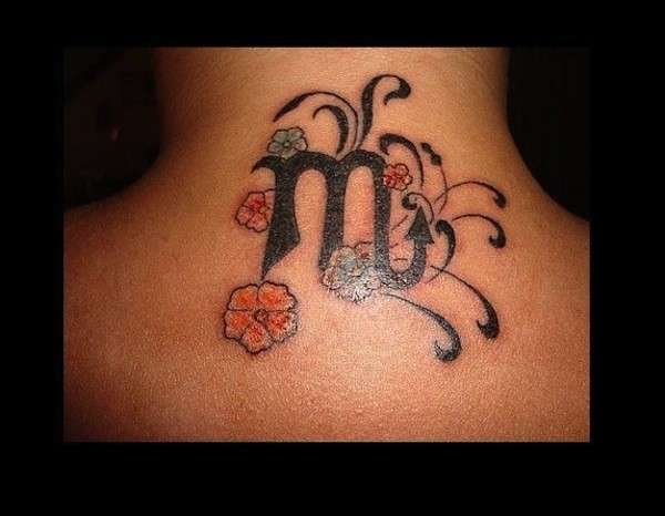 Tatuaggio lettera M con fiori