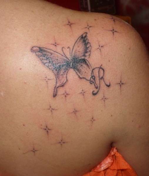 Tatuaggio lettera R con grande farfalla