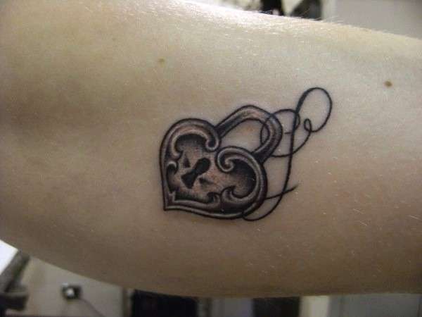 Tatuaggio lucchetto a cuore con lettera