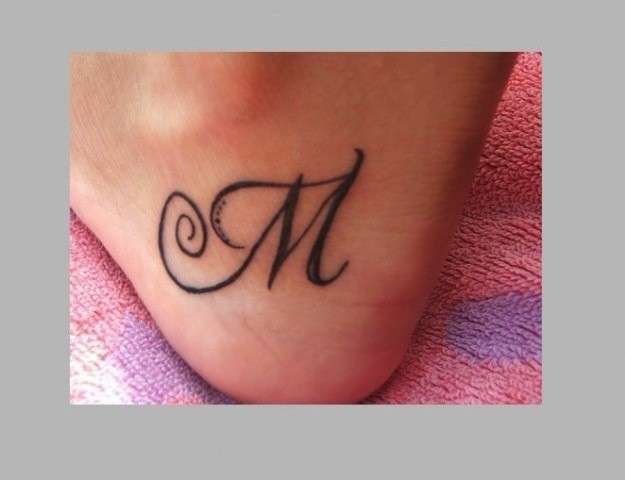 Tatuaggio sul piede con lettera M