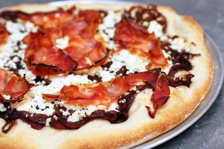 Pizza con cipolle e speck