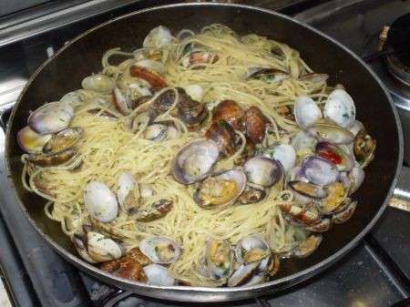 saltare gli spaghetti alle vongole