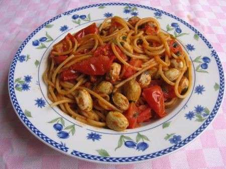 spaghetti alle vongole con sugo