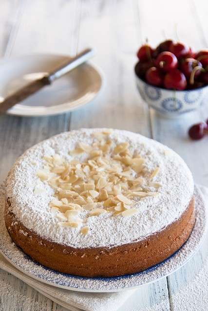 Torta Margherita con mandorle e ciliegie