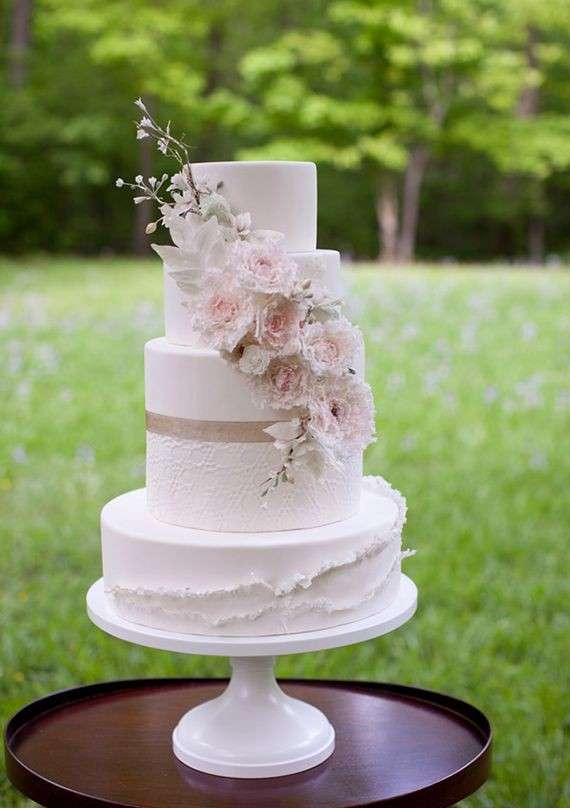 Torta di nozze a tre ripiani con fiori