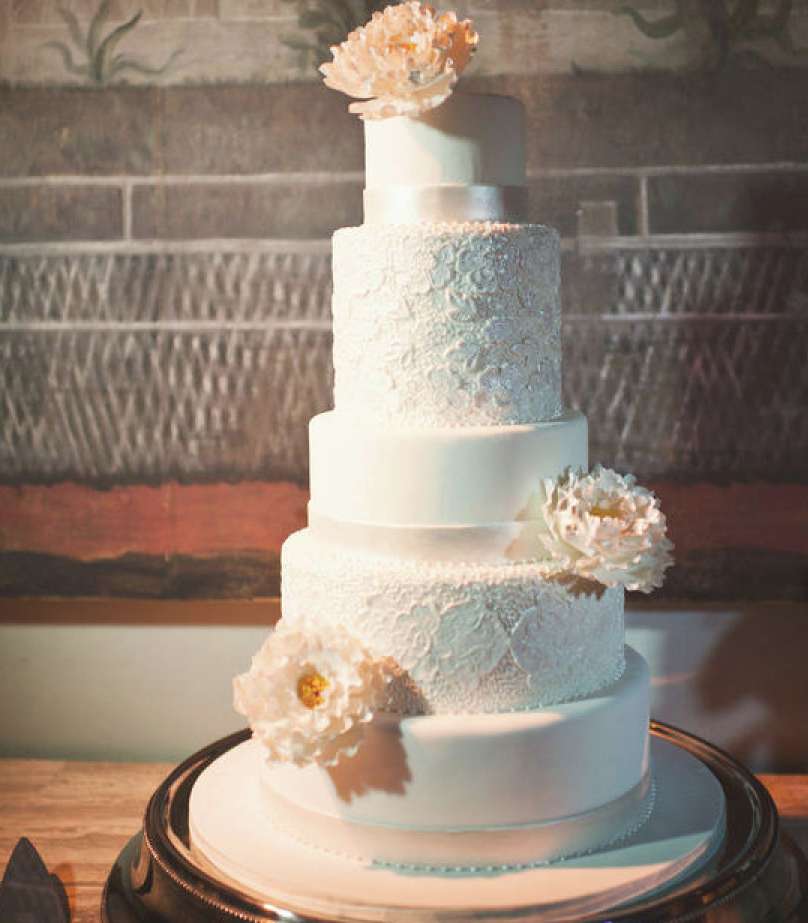 Torta di nozze con cinque piani e fiori