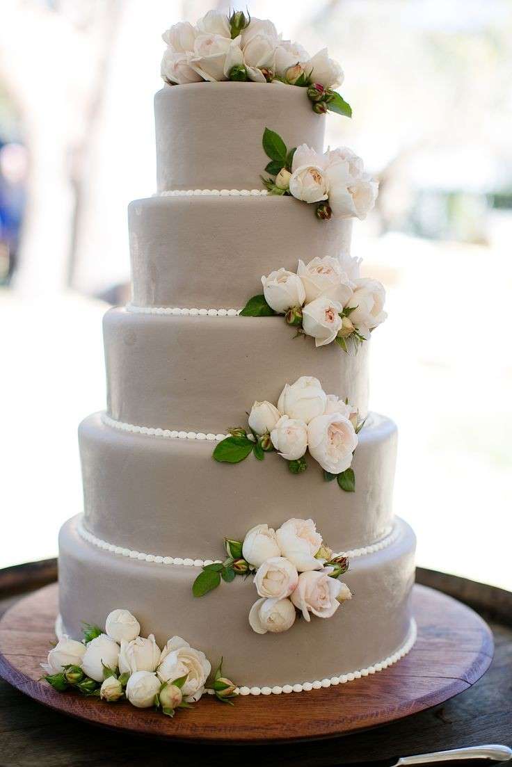 Torta nuziale a piani con fiori