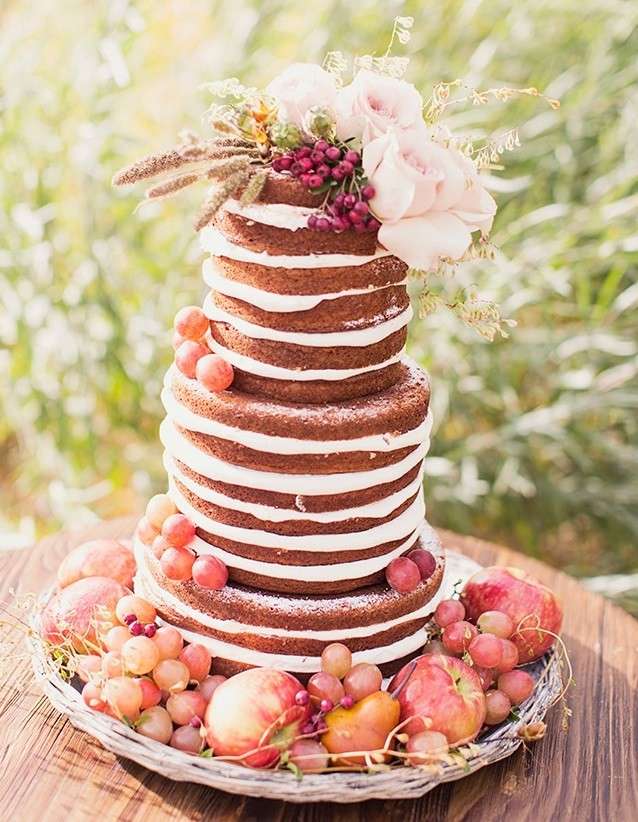 Torta nuziale a più strati con frutti rossi