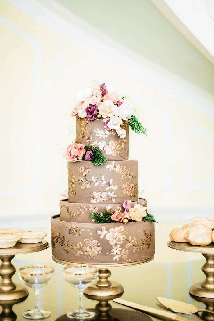 Torta nuziale con decori preziosi dorati