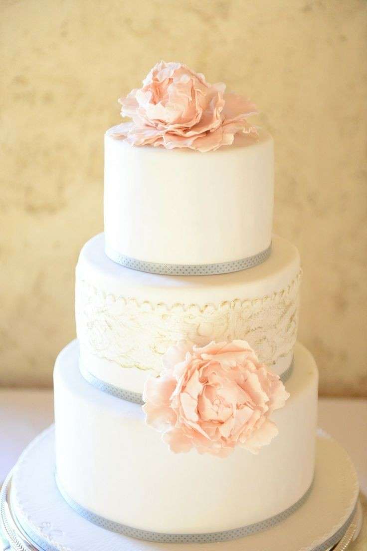 Torta nuziale con fiori rosa