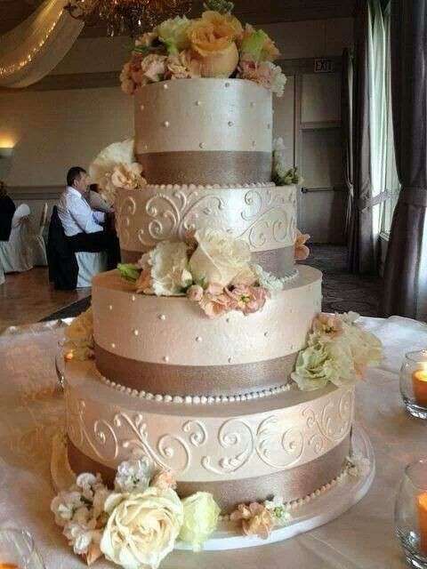 Torta nuziale con perline e fasce colorate