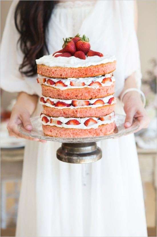 Torta originale a strati con fragole