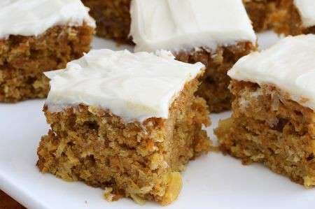 Torta di carote con glassa bianca