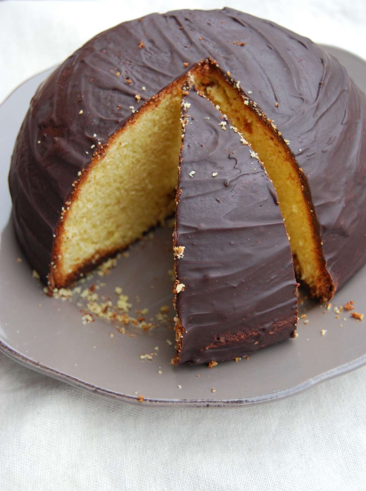 Parrozzo abruzzese con semolino, mandorle e cioccolato