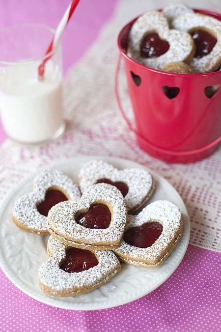 Cuori di San Valentino con zucchero a velo