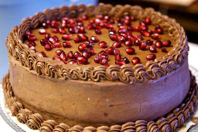 Torta al cioccolato al latte e melograno