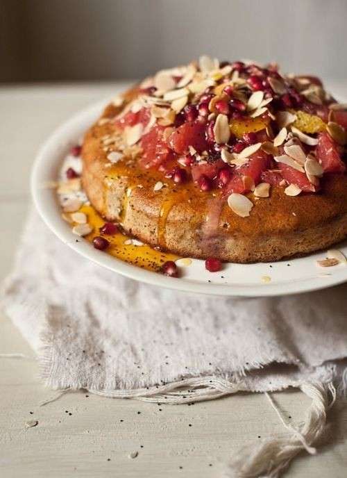 Torta con mandorle e melograno