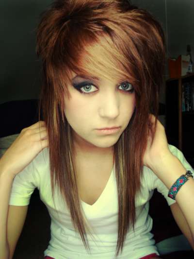 Capelli sfilati stile Emo