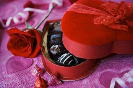 rosa rossa e cioccolatini