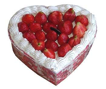 torta fragole e panna a cuore