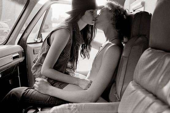 Baci tra innamorati dentro la macchina