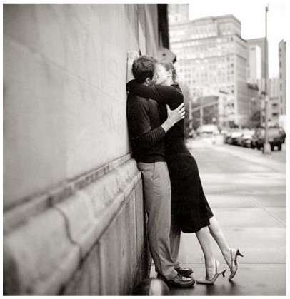 Bacio appassionato tra innamorati