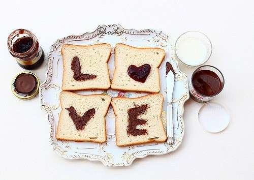 Colazione romantica con pane e nutella